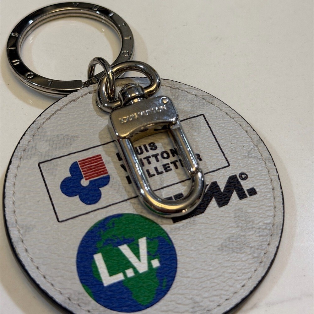 Louis Vuitton Brazza Monogram Logo White Wallet Limited Edition with Keychain! - Picture 2 of 10